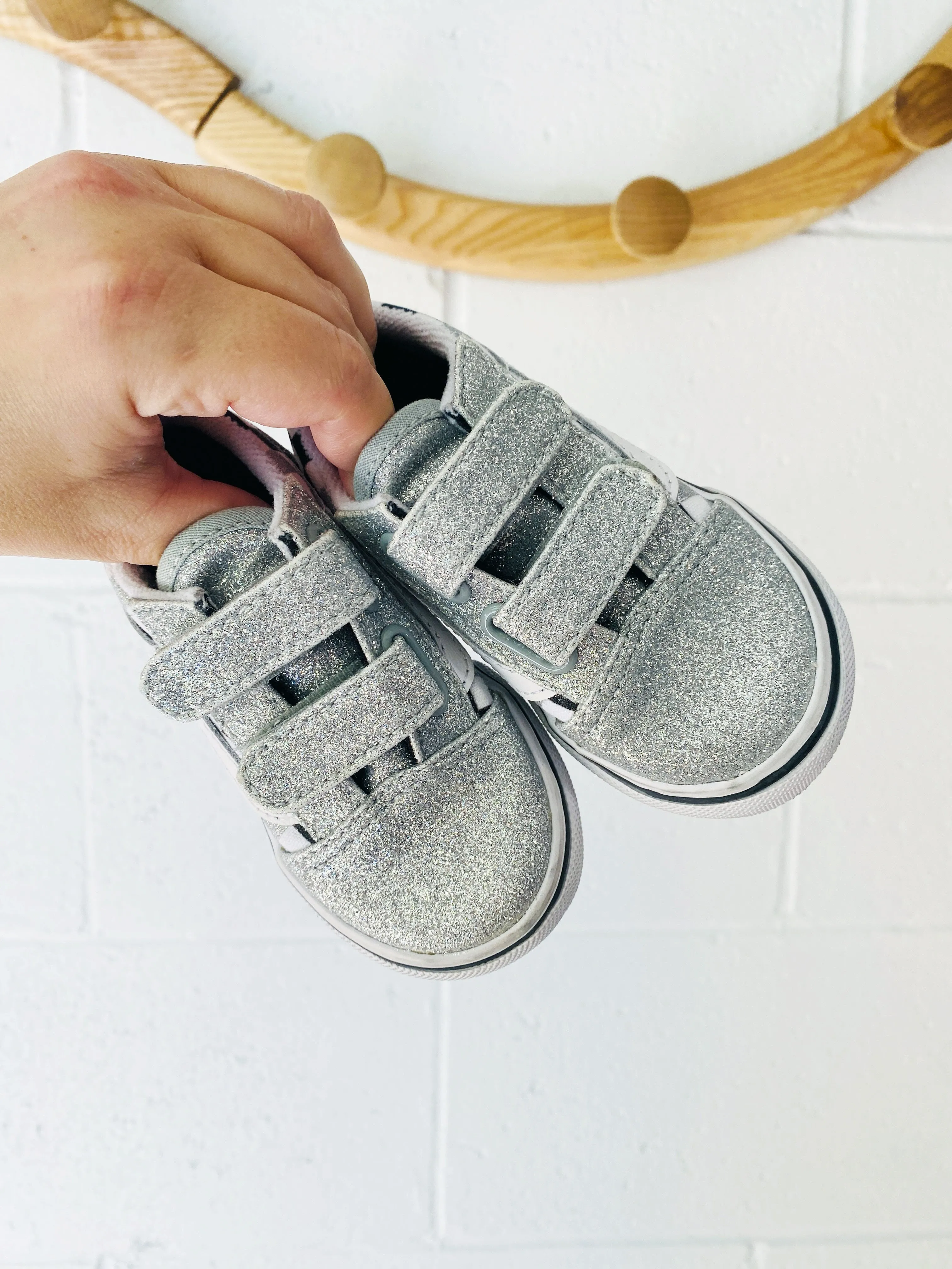 Old School Glitter Sneakers, size 5